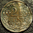 2,5 цента 1915 Нидерланды. Уценка. Гнутая. Монета продается в единственном экземпляре, изображенном на фото.